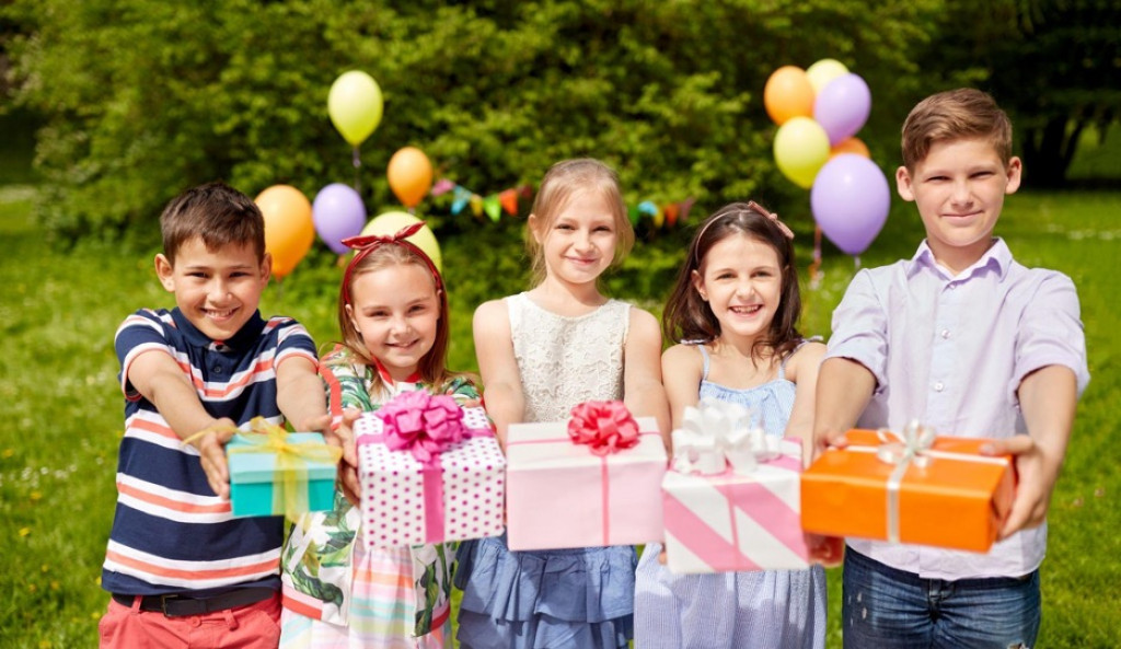 Tipy na darčeky pre deti od 8 rokov: Úsmev im vyčaria štýlové okuliare aj hlavolam